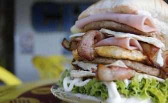 O Chic 10 duplo é o carro-chefe do Chic 10 Lanches, que abre todos os dias a partir das 10 horas
